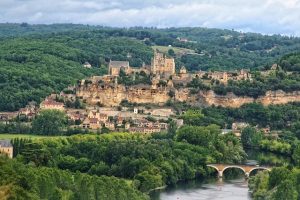 Un camping en Dordogne au bord de la rivière, offrant des emplacements ombragés, des activités nautiques et une ambiance paisible.