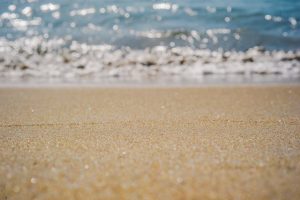 Les hébergements à louer dans des campings en bord de mer, pour des vacances les pieds dans l'eau