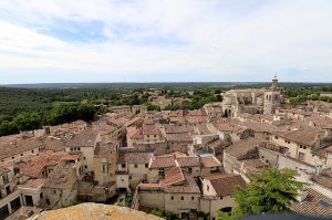 Séjournez dans un camping 4 étoiles à Uzès, offrant des installations modernes, des hébergements confortables et des activités pour toute la famille.